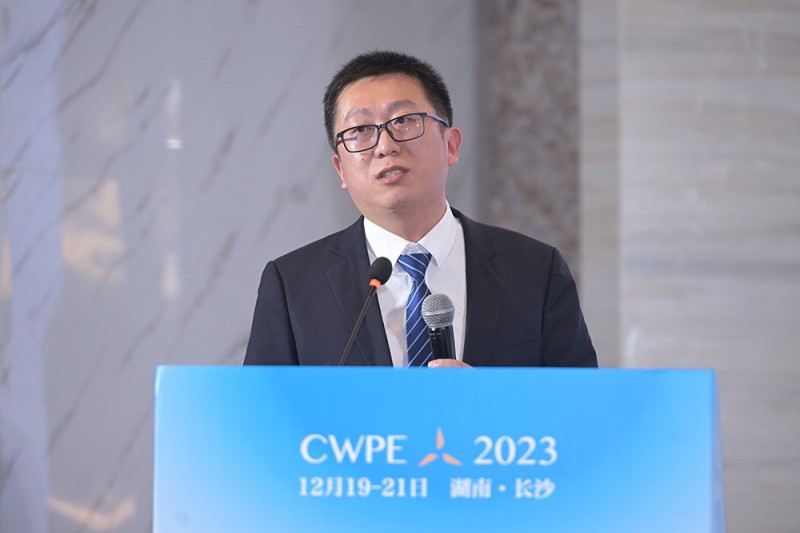 中車株洲電機江蘇公司方案解決部經(jīng)理李巖發(fā)表《風力發(fā)電機組電氣系統(tǒng)可靠性技術(shù)研究及應(yīng)用》演講