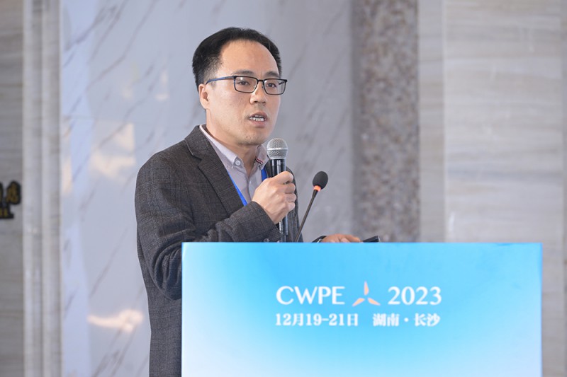 明陽智慧能源集團股份公司柔性輸電事業(yè)部副總經(jīng)理史奔發(fā)表《基于不控整流的風電送出混合直流輸電系統(tǒng)關(guān)鍵技術(shù)研究及應(yīng)用》演講