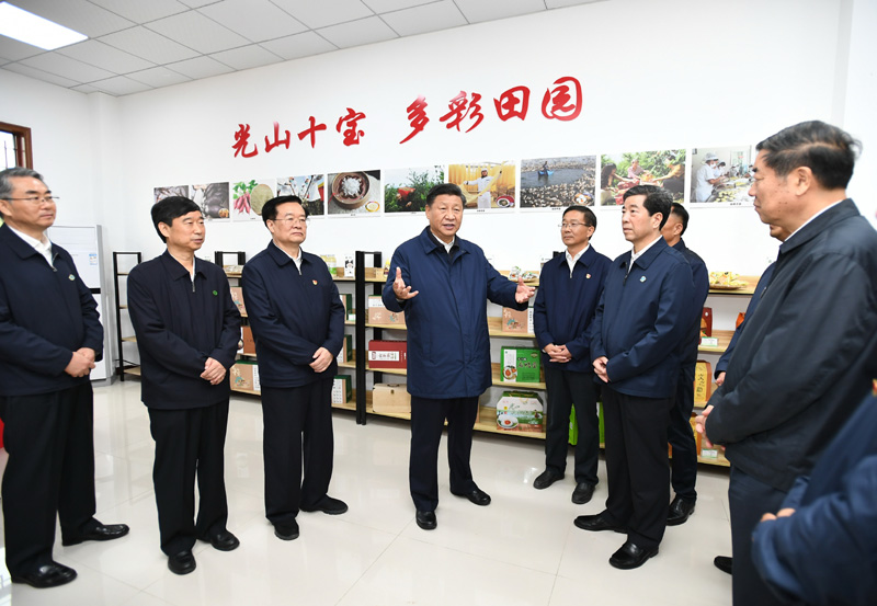 9月16日至18日，中共中央總書記、國家主席、中央軍委主席習(xí)近平在河南考察。這是17日上午，習(xí)近平在信陽市光山縣文殊鄉(xiāng)東岳村文化接待中心，了解光山縣脫貧工作和中辦在光山縣扶貧工作情況。新華社記者 謝環(huán)馳 攝