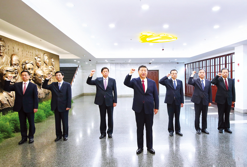 　2017年10月31日，中共中央總書記、國家主席、中央軍委主席習(xí)近平帶領(lǐng)中共中央政治局常委李克強(qiáng)、栗戰(zhàn)書、汪洋、王滬寧、趙樂際、韓正，瞻仰上海中共一大會(huì)址和浙江嘉興南湖紅船。這是31日上午，在上海中共一大會(huì)址紀(jì)念館，習(xí)近平帶領(lǐng)其他中共中央政治局常委同志一起重溫入黨誓詞。 新華社記者 蘭紅光/攝