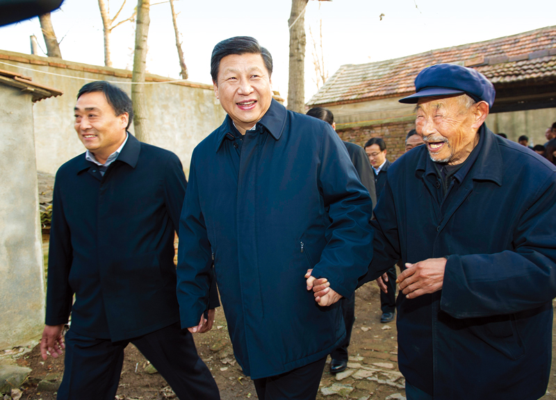 　2013年11月24日至28日，中共中央總書記、國家主席、中央軍委主席習(xí)近平在山東考察。 這是25日下午，習(xí)近平在地處沂蒙老區(qū)的臨沭縣曹莊鎮(zhèn)朱村親切地拉著83歲的“老支前”王克昌的手去他家看望。 新華社記者 謝環(huán)馳/攝