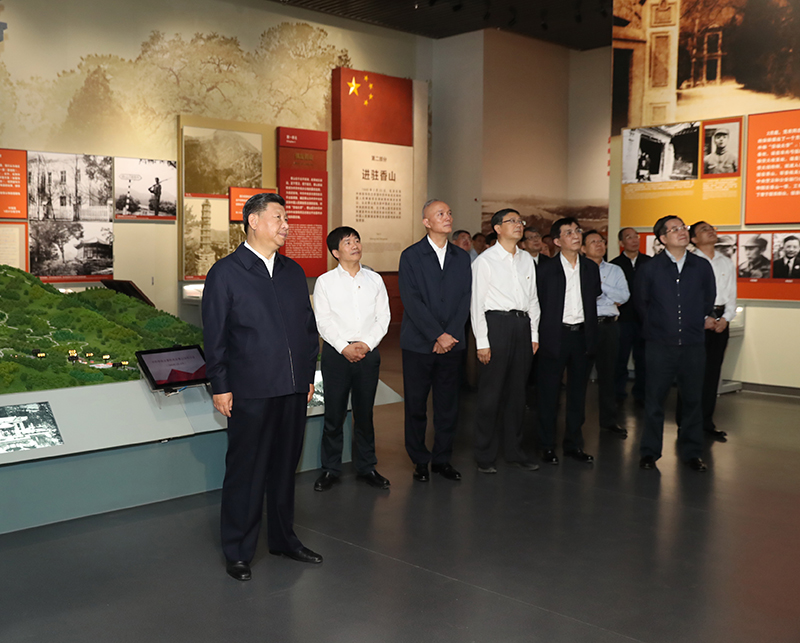 9月12日，中共中央總書記、國家主席、中央軍委主席習近平視察中共中央北京香山革命紀念地。這是習近平在香山革命紀念館參觀《為新中國奠基》主題展覽。