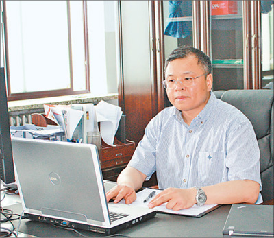 2010年6月1日，黃大年在辦公室內(nèi)工作（資料照片）。